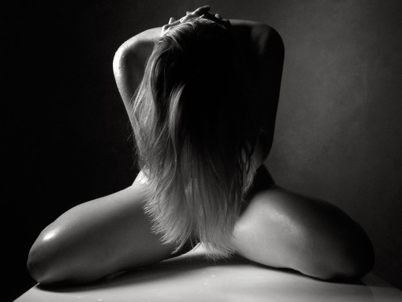 MULHER NUA ARTISTICA CABELOS