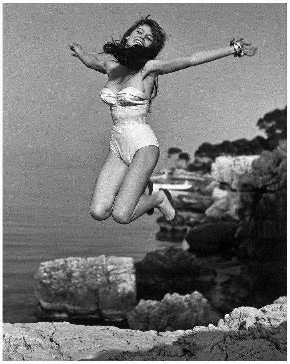 brigitte-bardot-devant-la-villa-la-madrague-1955-photo-philippe-halsman-magnum-photos
