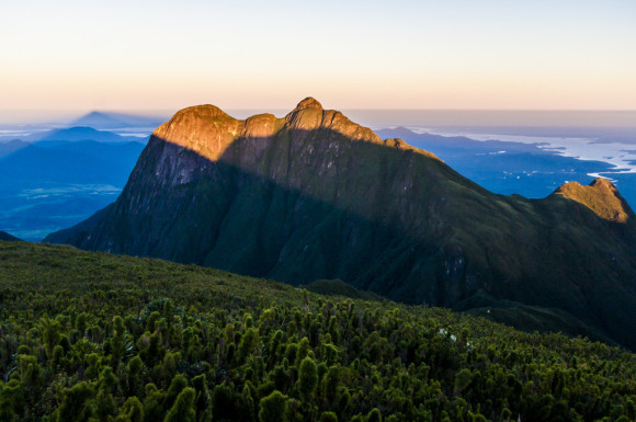 pico do parana com a sombra piramide do caratuva